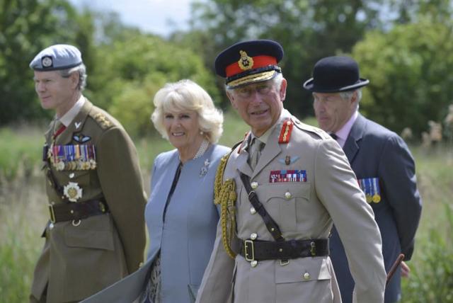 Fotografía facilitada por el Ministerio de Defensa británico hoy, jueves, 5 de junio del 2014, que muestra al príncipe Carlos de Gales, coronel jefe de las Fuerzas Aéreas (2-d) y la duquesa de Cornualles, Camila (2-i), posando para una fotografía junto a los veteranos durante una visita al Puente Pegasus para colocar una guirnalda en el monumento conmemorativo Glider Pilot, en Colleville-Montgomery, Francia, hoy, jueves, 5 de junio del 2014. El príncipe de Gales y su esposa se reúnen durante su visita con veteranos de la Segunda Guerra Mundial, entre ellos del Regimiento de Pilotos de Planeadores y de la brigada "Pegasus". EFE/Andy Reddy 