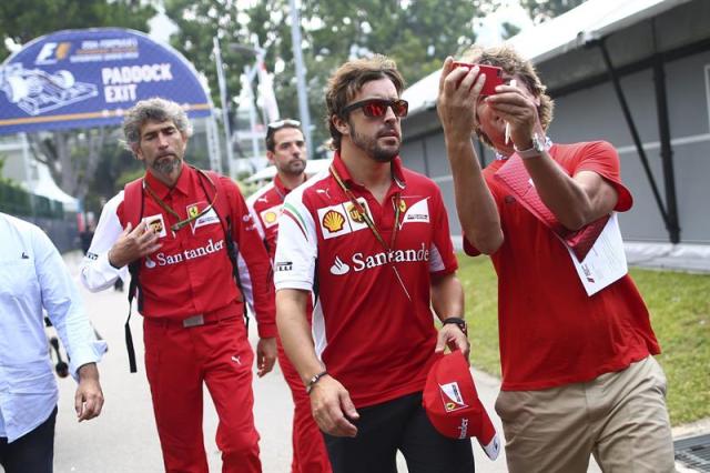  El piloto español de la escudería Ferrari de Fórmula Uno, Fernando Alonso, posa para una foto a su llegada al circuito de Marina Bay, Singapur. EFE