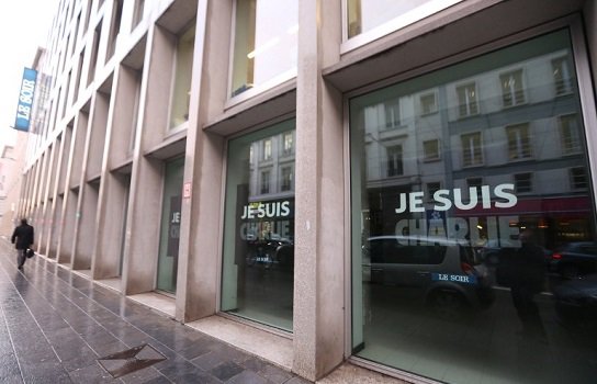 Las palabras “Je suis Charlie” (Yo soy Charlie) en las ventanas del diario Le Soir / AFP