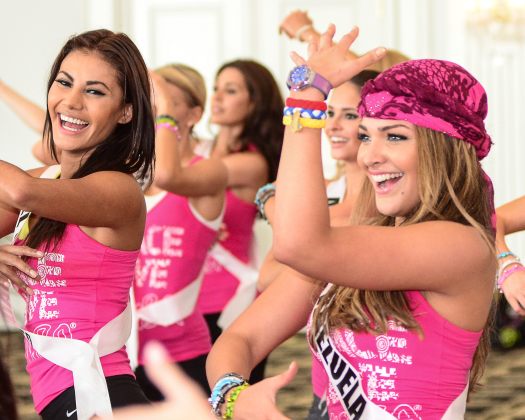 LAS CANDIDATAS A MISS UNIVERSO CALIENTAN MOTORES CON UNA CLASE DE ZUMBA