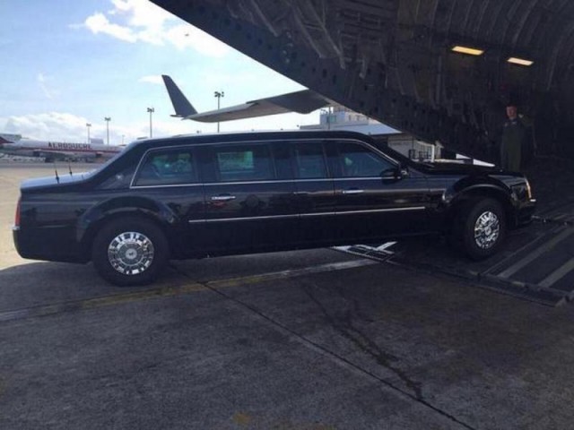 La limusina Cadillac bilndada, conocida como La Bestia, en el momento de ser descaragada en el aeropuerto de Ciudad de Panamá / Foto La Estrella