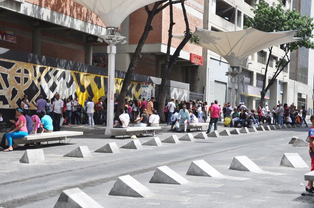 Caraqueños hacen cola este sábado en Gato Negro para comprar  (Fotos News Report)