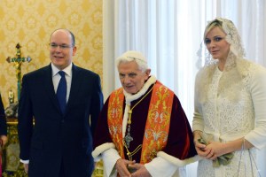 Benedicto XVI recibe a los príncipes Alberto II y Charlène de Mónaco (Fotos)