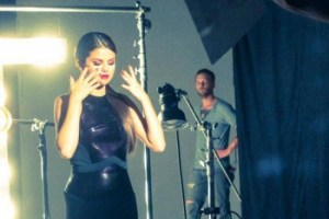 La sesión de fotos de Selena Gómez para OPI