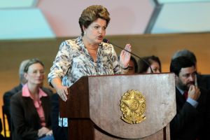 Rousseff pide a alcaldes que “jamás se repitan” tragedias como la de incendio