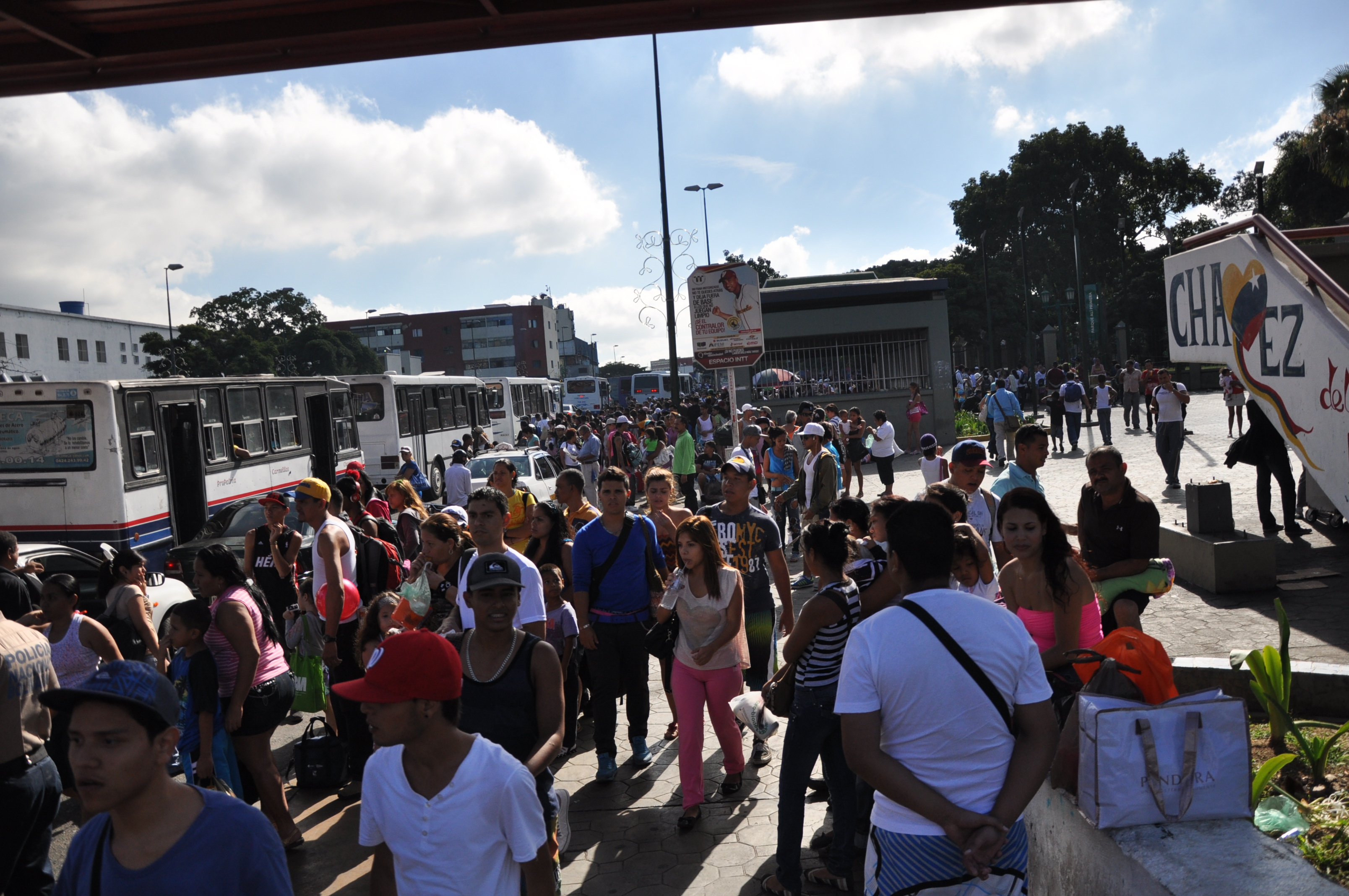 Así están las paradas de autobuses para ir a La Guaira (Fotos)