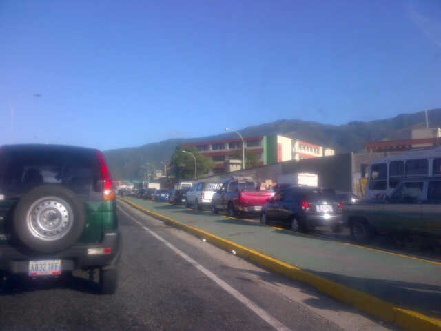 Cola en la autopista Caracas – La Guaira (Fotos)