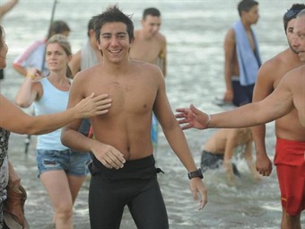 Cruzó a nado el Río de la Plata para recolectar pañales