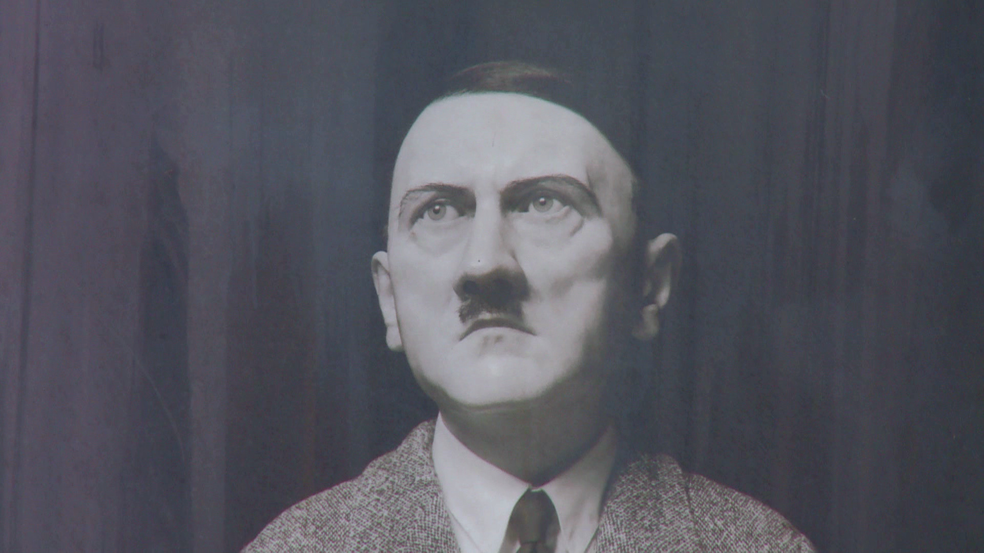 Estatua de Hitler causa polémica (Video)