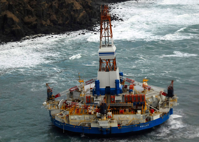 La torre petrolera de Shell que encalló en Alaska está lista para ser remolcada