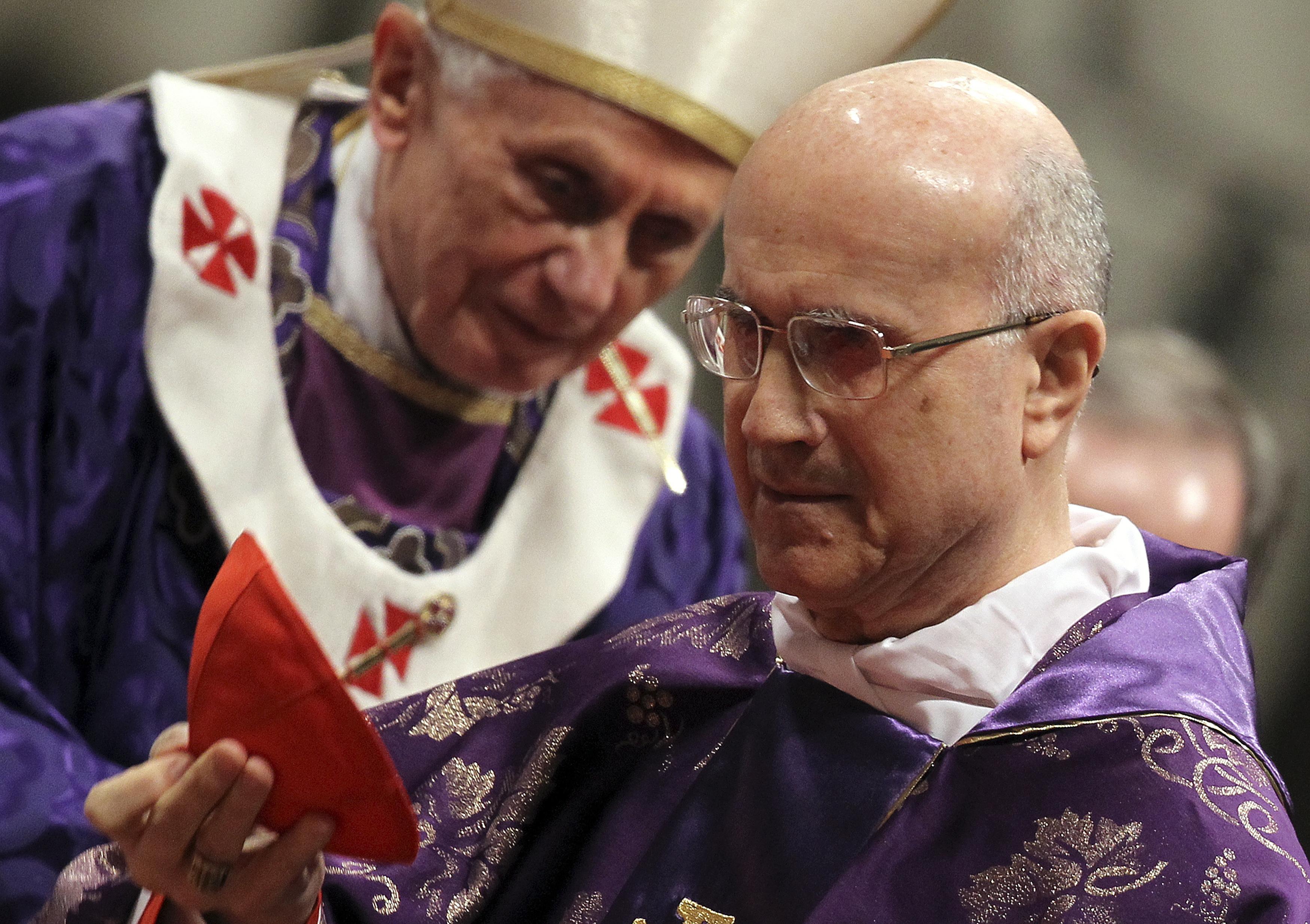 Gobierno provisional de Iglesia pasa a manos del cardenal camarlengo Bertone