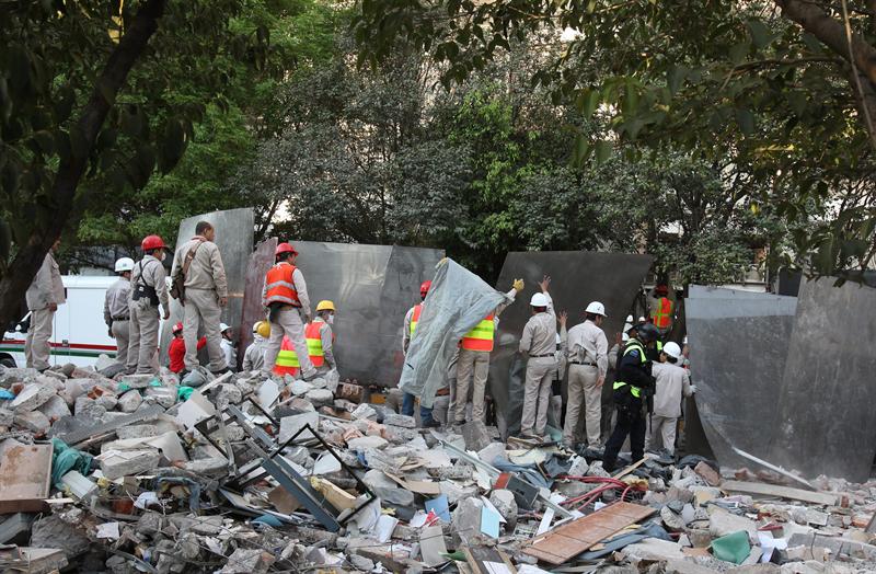 Siguen los trabajos en Pemex, a la espera de conocer origen de la tragedia (Fotos)