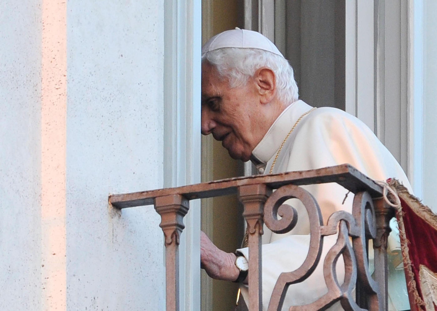 El papel incómodo del papa emérito Benedicto XVI en el Vaticano