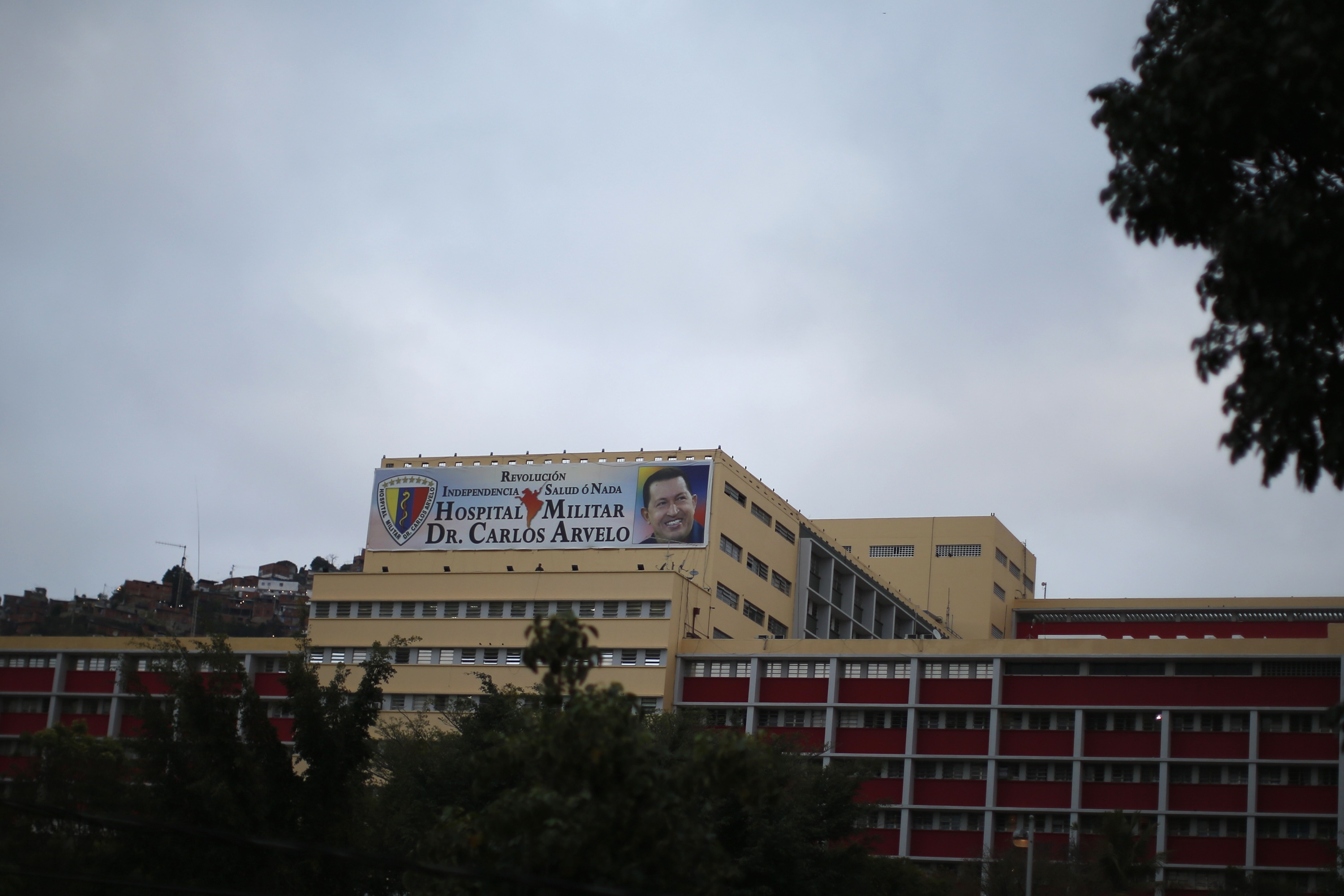 Estarían suspendidas las visitas en el Hospital Militar tras llegada de Chávez