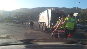 Solo en Venezuela: 3 policías en una moto -y sin casco- (FOTOS)