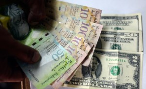 Venezolanos podrán comprar deuda en bolívares y dólares
