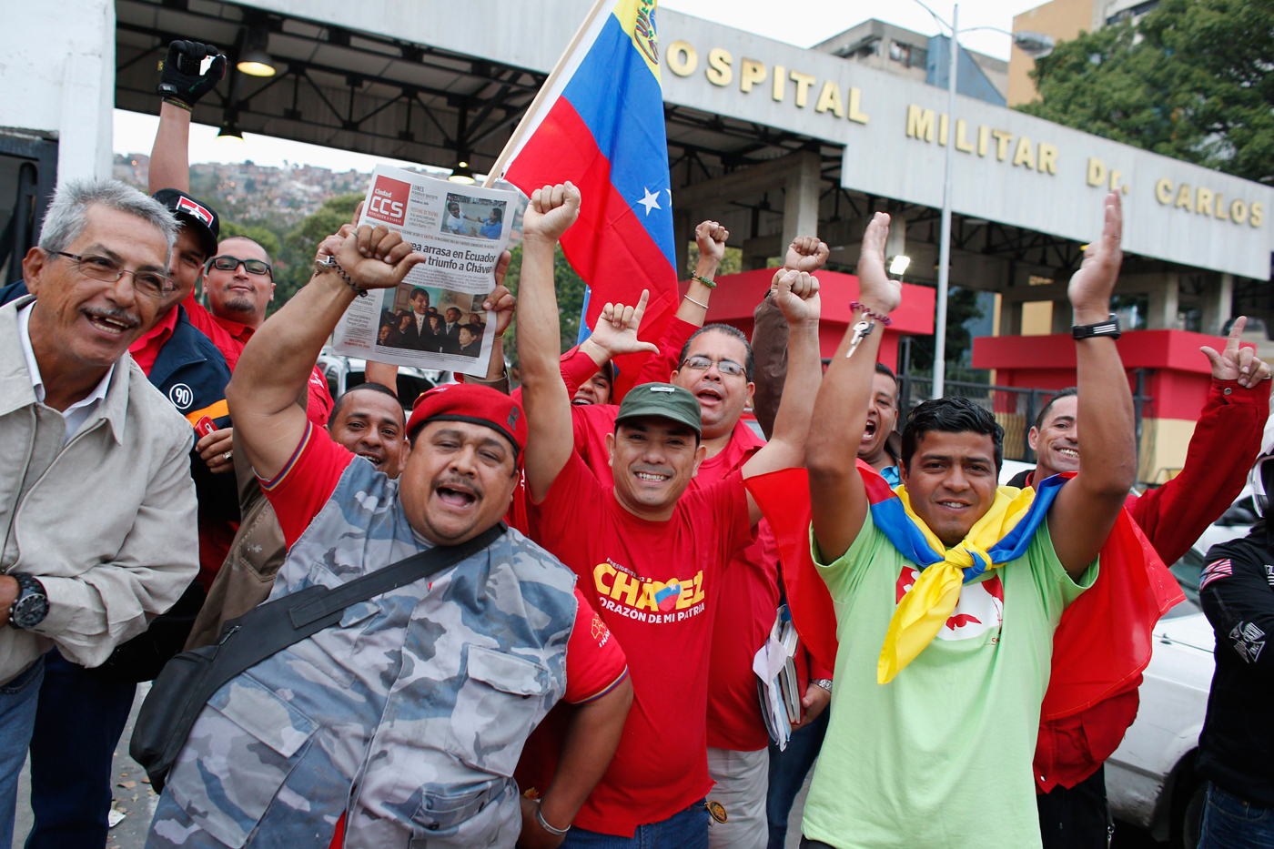 Chavistas, seguridad y periodistas frente al Hospital Militar (Fotos)