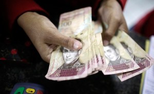 Venezuela devalúa su moneda para aliviar finanzas públicas