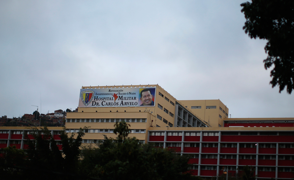 En el Hospital Militar sobran imágenes de Chávez, pero nadie ha logrado verlo