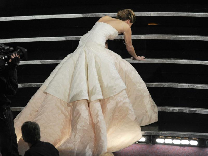 La caída de Jennifer Lawrence (Video)