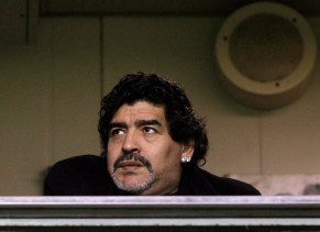 Maradona llega a Italia donde tiene pendiente una deuda fiscal