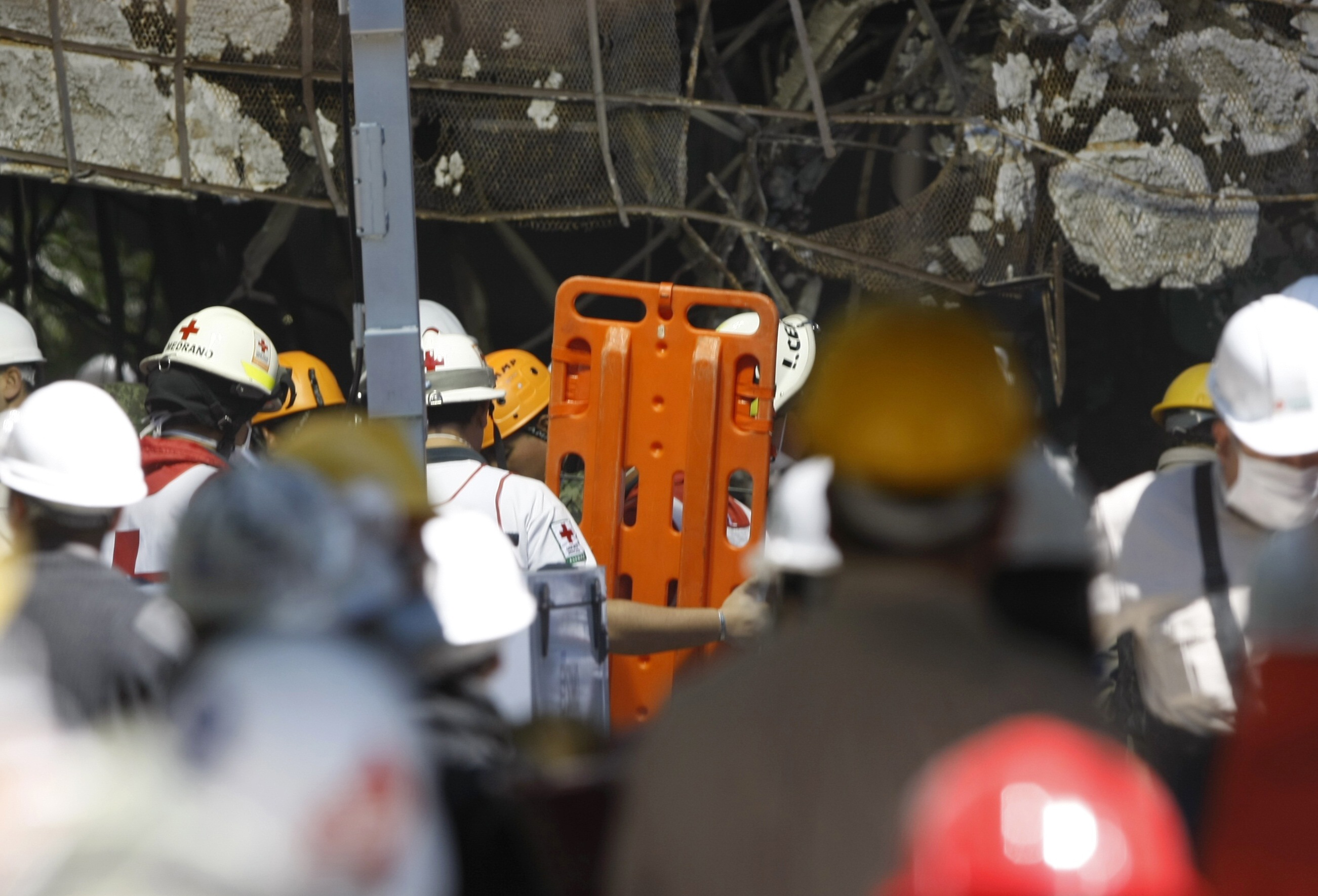 Aumenta a 35 la cifra de muertos en la Torre Pemex