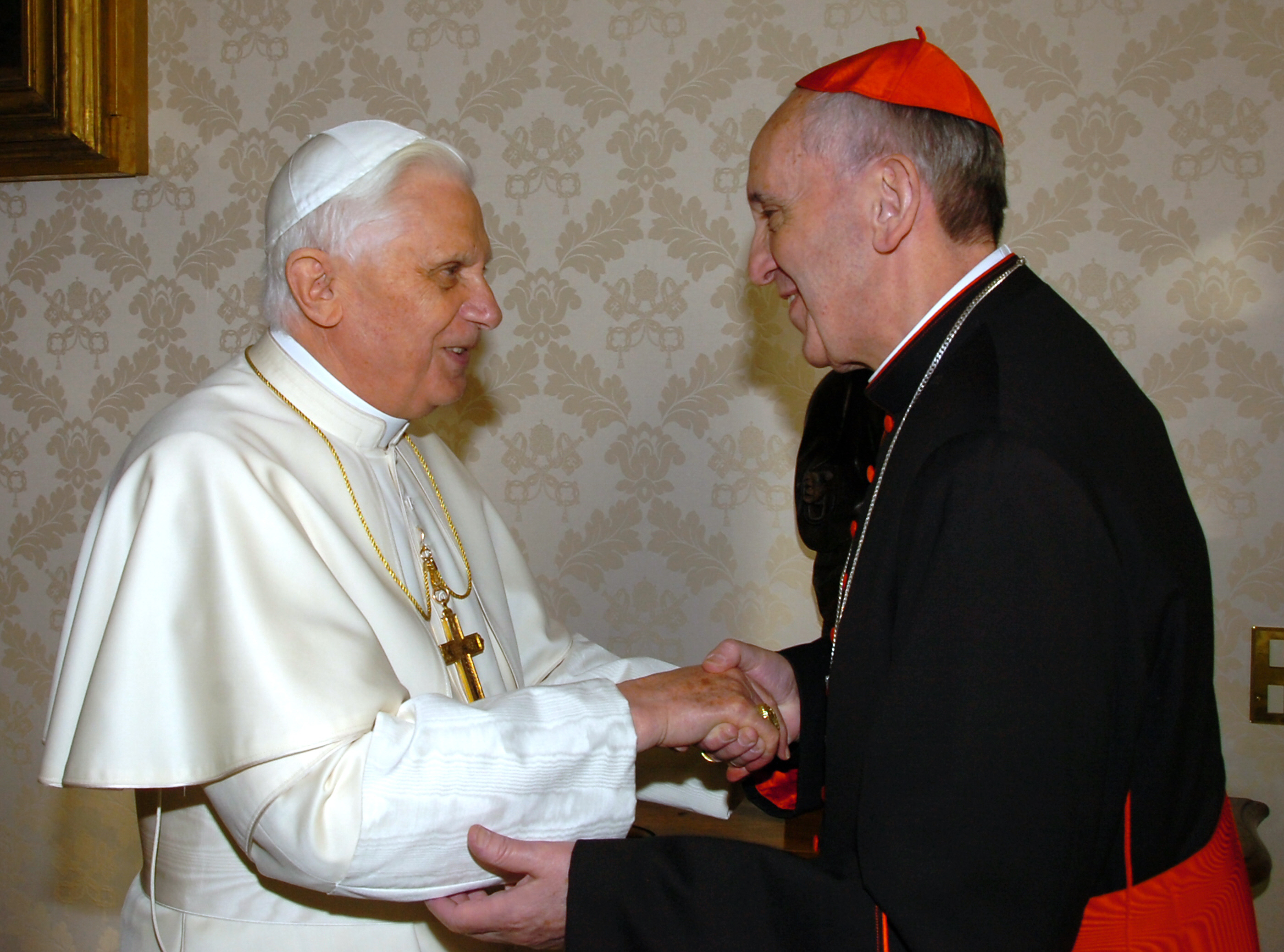 La inédita convivencia entre Benedicto XVI y el papa Francisco