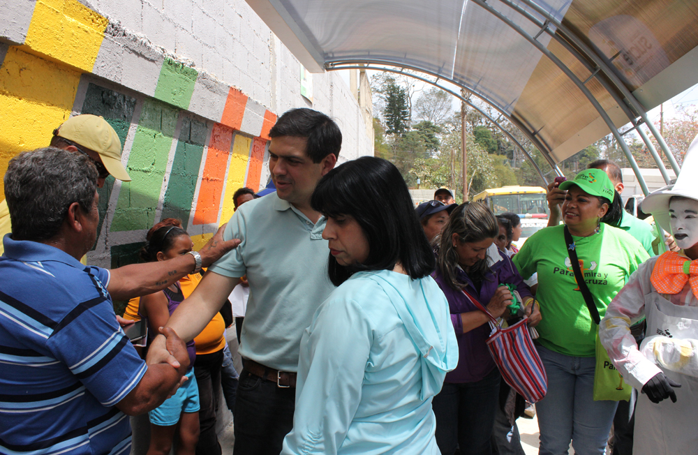 Ocariz entrega moderna parada de transporte público en Mariches