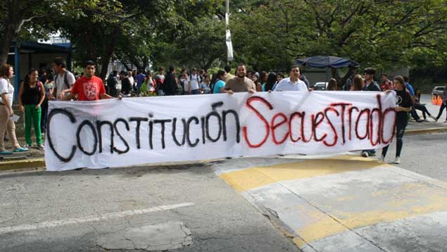 Protesta de estudiantes colapsa vías en Baruta