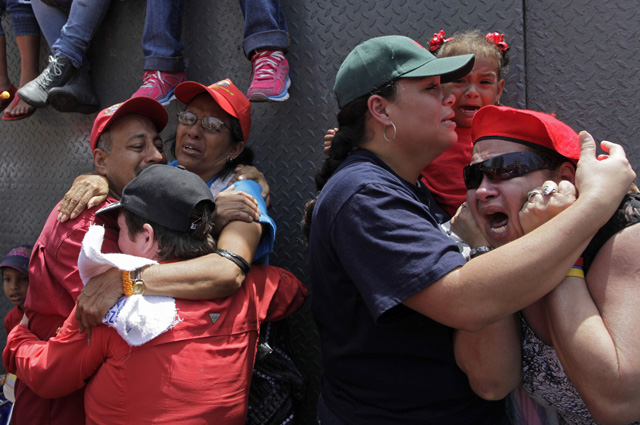 Crónica EFE: Chavistas despiden a su líder al grito: “Chávez vive, la lucha sigue”
