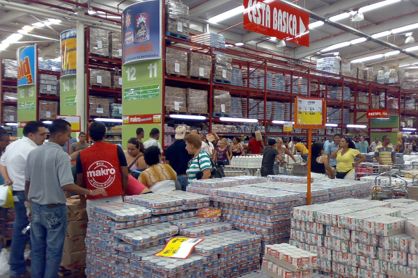 Golpean a cajera de Makro porque la cola estaba lenta