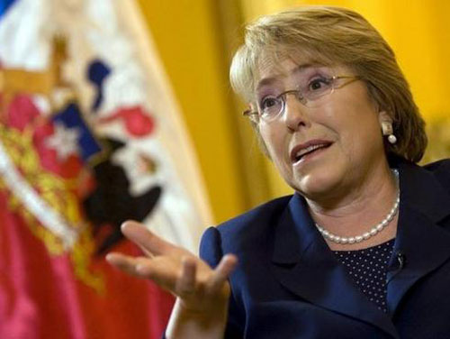 Bachelet denuncia “sexismo” cuando se plantea competencia entre mujeres en Chile