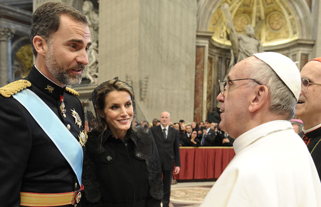 El príncipe Felipe invita al papa Francisco a visitar España