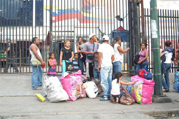 Ultiman a dos hombres dentro de un refugio en Petare