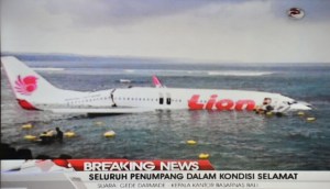 Un avión de Lion Air cae al mar en Bali sin causar muertos (Fotos)