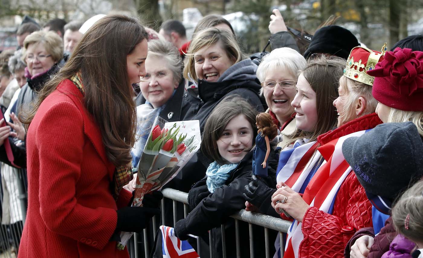 Kate se “espanta” por el aspecto de su doble en miniatura (Fotos)