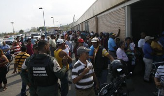 En Puerto La Cruz madrugan para comprar azúcar, leche y harina