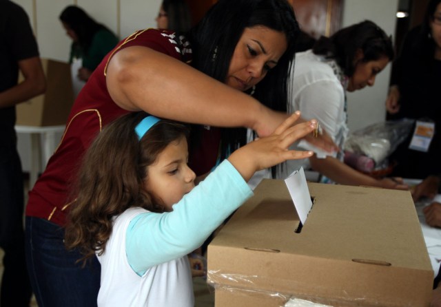 VENEZOLANOS RESIDENTES EN BOGOTÁ ASISTEN A VOTAR