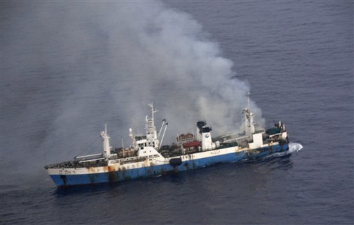 Remolcador militar chileno ayuda a buque chino incendiado