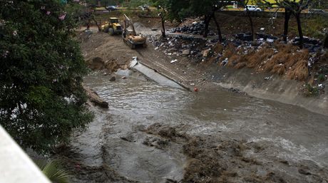 Familias de Colinas de Bello Monte siguen en riesgo tras desplome de muro