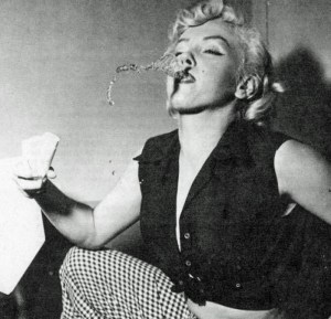 Así escupía Marilyn Monroe… ah ok