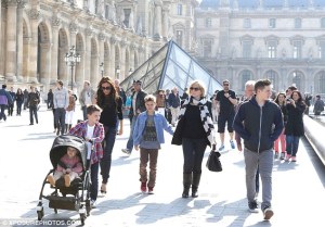 Victoria Beckham no abandona sus tacones ni para visitar el Louvre (Fotos)