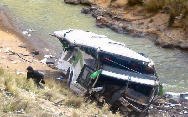 Cae un autobús al abismo y mueren 26 personas en Perú (Foto)