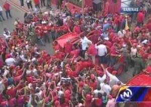 Maduro arranca su campaña electoral en casa familiar de Chávez