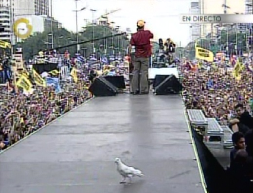 La paloma de la paz con Capriles en la tarima (Imagen)