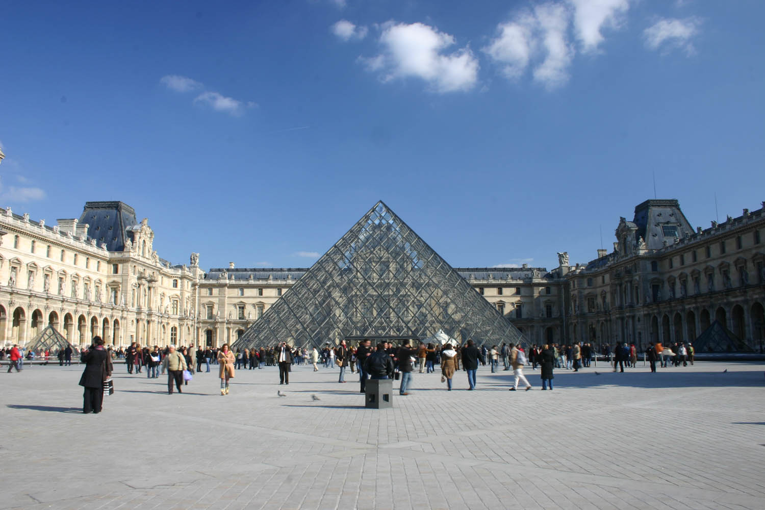 El Louvre cierra a causa de una huelga por los carteristas