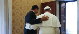 Con inusual abrazo recibe el Papa Francisco a Rafael Correa (Fotos)