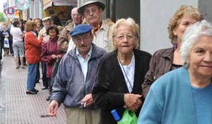 Maduro publicó listado de 10 mil nuevos pensionados del Ivss