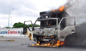 Estudiantes de la Uptaeb queman autobús para denunciar irregularidades (Foto)