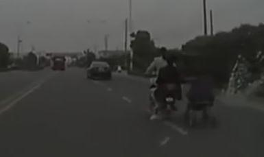 La imprudente del año: lleva un carro de bebé junto a su moto